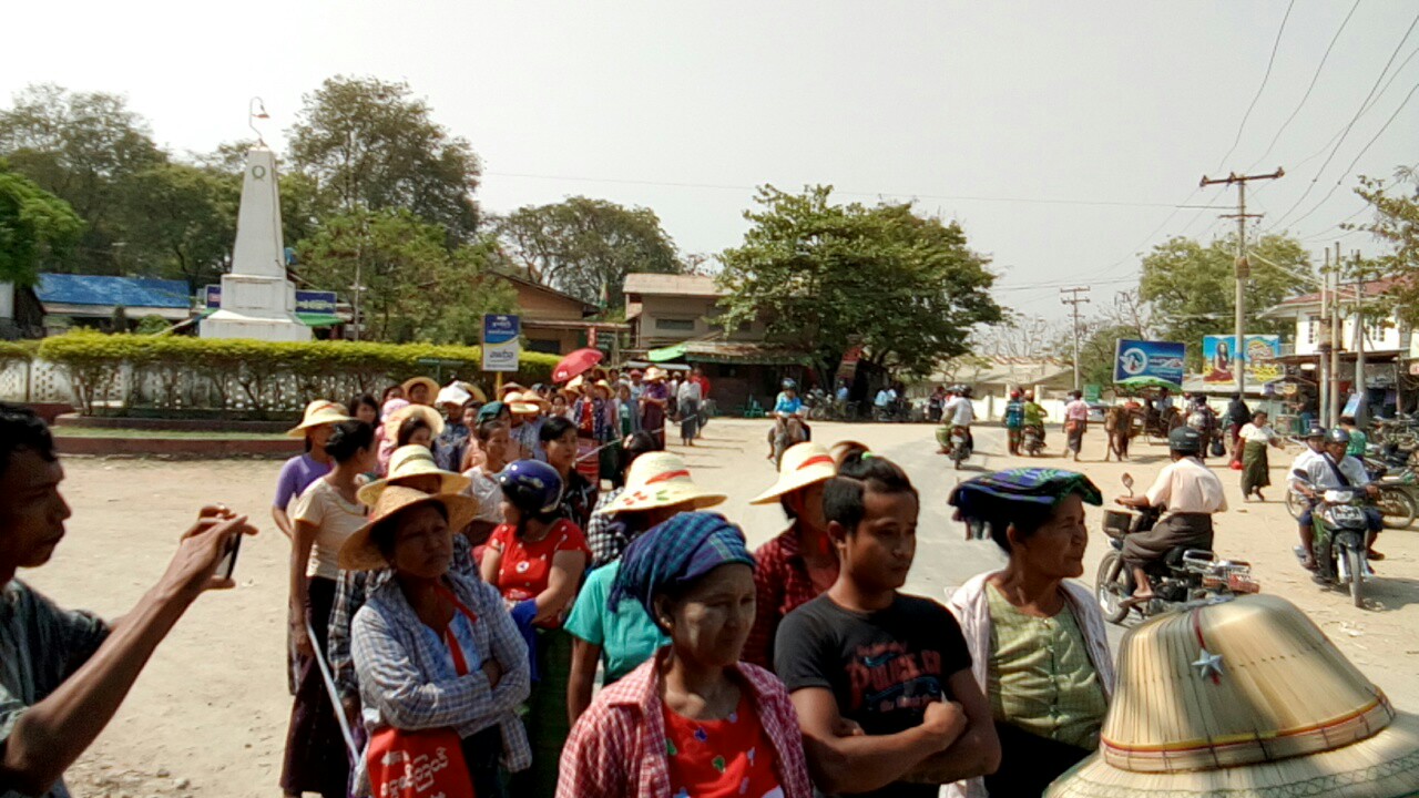 ေက်းရြာေရေပးေဝေရးေကာ္မတီဝင္ကို ဖမ္းထားသည့္ကိစၥ ႏြားထိုးႀကီးၿမဳိ႕တြင္ ကန္႔ကြက္ဆႏၵျပ