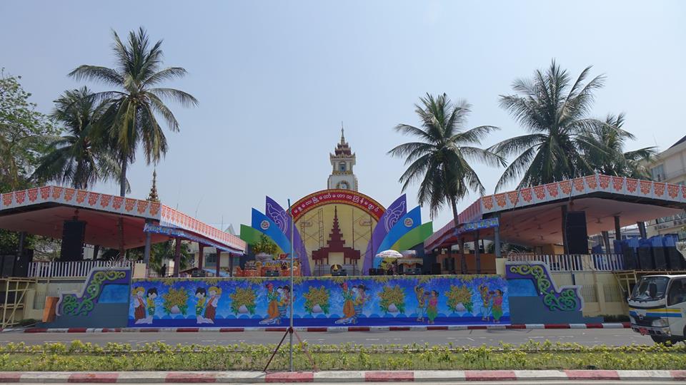 မႏၱေလးလမ္းေလွ်ာက္သၾကၤန္ပြဲႏွင့္ ေတာသၾကၤန္ညေစ်းျပင္ဆင္ေန (ဓာတ္ပံု)