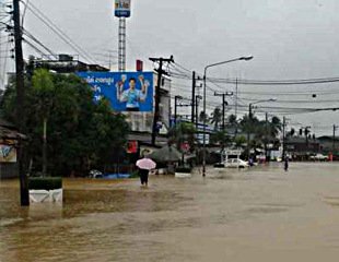 ထိုင္းနိုင္ငံေတာင္ပိုင္း ခြ်န္းဖြန္း နွင့္ ရေနာင္းခရိုင္ ေရၾကီးေန