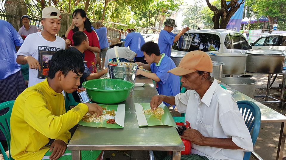 ဘိုက​ေလး​ေစ်းလမ္​းမထိပ္​က စတုဒီသာ​ေကြၽး​ေမြးသည့္ ျမင္​ကြင္​း