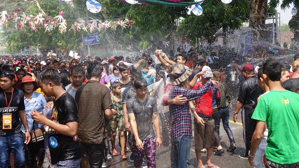 မႏၱေလးၿမိဳ႕ လမ္းေလွ်ာက္သႀကၤန္ သႀကၤန္အႀကိဳေန႔ ျမင္ကြင္း