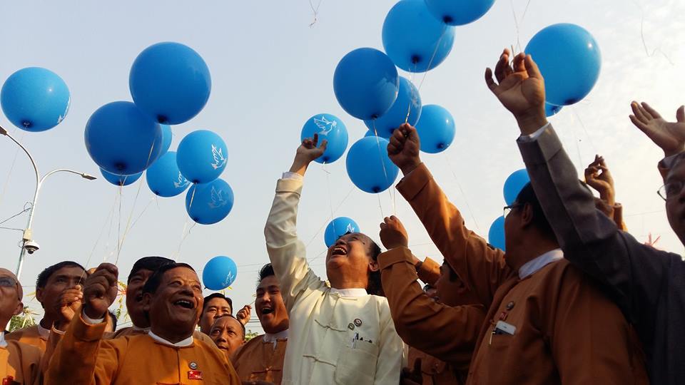 မႏၱေလး သႀကၤန္အႀကိဳေန႔ ၿငိမ္းခ်မ္းေရး မုိးပ်ံပူေဖာင္းမ်ား လႊတ္တင္