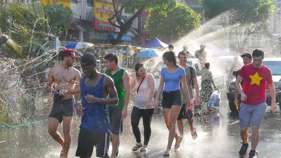 ရန္ကုန္သႀကၤန္ ဆင္ႏႊဲသည့္ ႏုိင္ငံျခားသားမ်ား (ဓာတ္ပုံ)