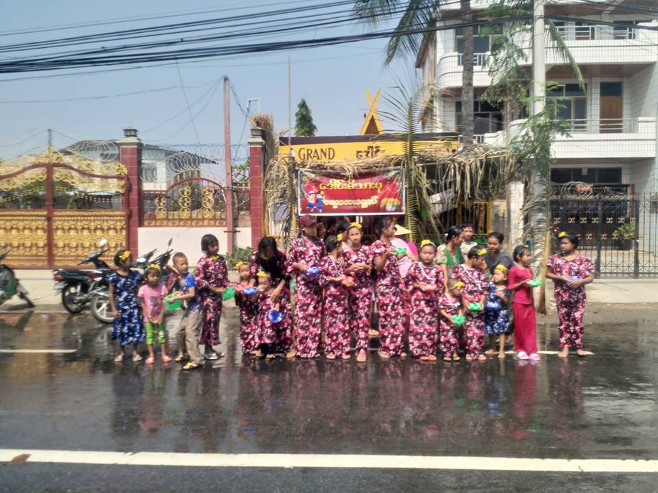မႏၱေလးက အုန္းလက္မ႑ပ္ငယ္မ်ားထုိး ေရကစားပုံ (ဓာတ္ပုံ)