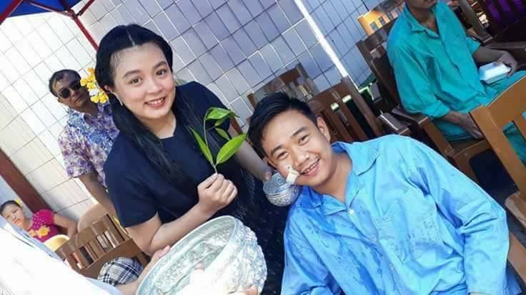 ဒဏ္ရာရ တပ္မေတာ္သားမ်ားအား ေရပက္ဖ်န္း အားေပးခဲ့သည့္ ေဖြးေဖြးကို စစ္တကၠသိုလ္ ဂုဏ္ျပဳ
