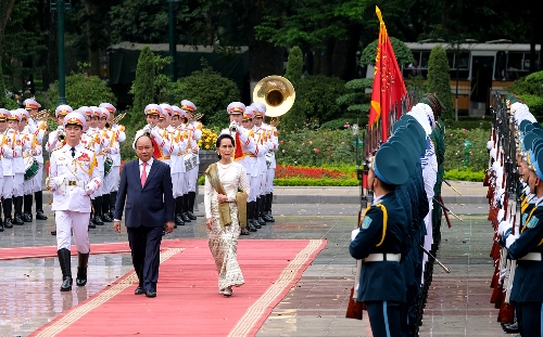 ေဒၚေအာင္ဆန္းစုၾကည္ကို ဗီယက္နမ္၀န္ႀကီးခ်ဳပ္က ဂုဏ္ျပဳတပ္ဖြဲ႔ျဖင့္ႀကဳိဆို (ဓာတ္ပံု)