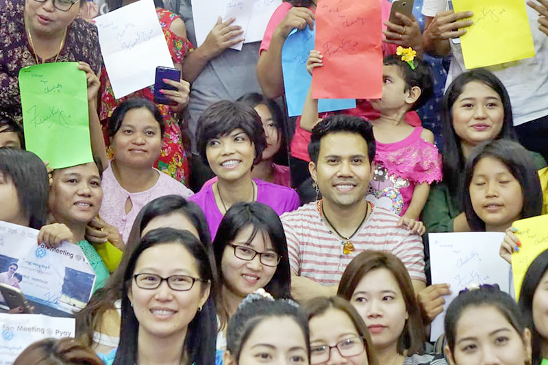 သ႐ုပ္ေဆာင္ ဇဏ္ခီတို႔ ဇနီးေမာင္ႏွံ  ျပည္ၿမိဳ႕က ပရိသတ္မ်ားႏွင့္ေတြ႔ဆံု (ဓာတ္ပံု)