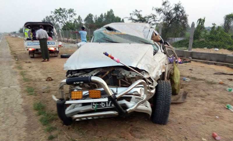 အျမန္လမ္းမႀကီးတြင္ ယာဥ္တိမ္းေမွာက္မႈေၾကာင့္ သံဃာ ၂ ပါး ပ်ံလြန္၊ ၇ ဦး ဒဏ္ရာရ