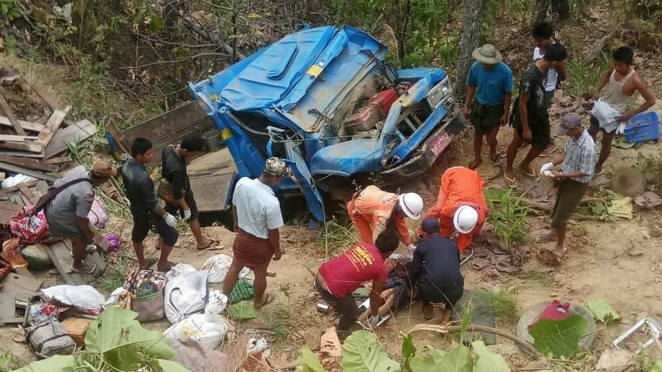 ပင္လည္ဘူးတြင္ ယာဥ္ႏွစ္စီးေခ်ာက္ထဲထိုးက်၊ ၄ ဦးေသဆံုး ၁၈ ဦး ဒဏ္ရာရ