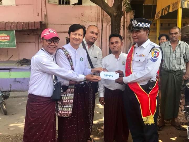 မေကြးၿမဳိ႕က တာ၀န္သိ ယာဥ္ထိန္းရဲ ၁ဦးကို  ေရႊခရာစလြယ္ဆုခ်ီးျမႇင့္