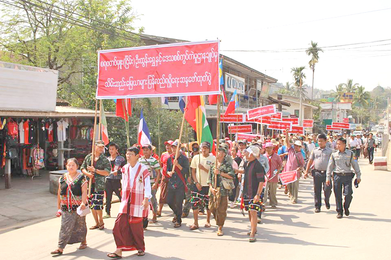 သိမ္​းဆည္​း​ေျမမ်ား ျပန္​ေပးရန္ ​ေတာင္​သ​ူ​မ်ား လြဳိင္ေကာ္ၿမဳိ႕တြင္ ဆႏၵျပ