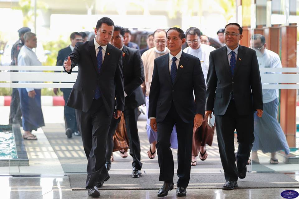 သမၼတဦး၀င္းျမင့္ ပထမဆံုးျပည္ပခရီးစဥ္အျဖစ္ စင္ကာပူႏိုင္ငံသို႔ထြက္ခြာ