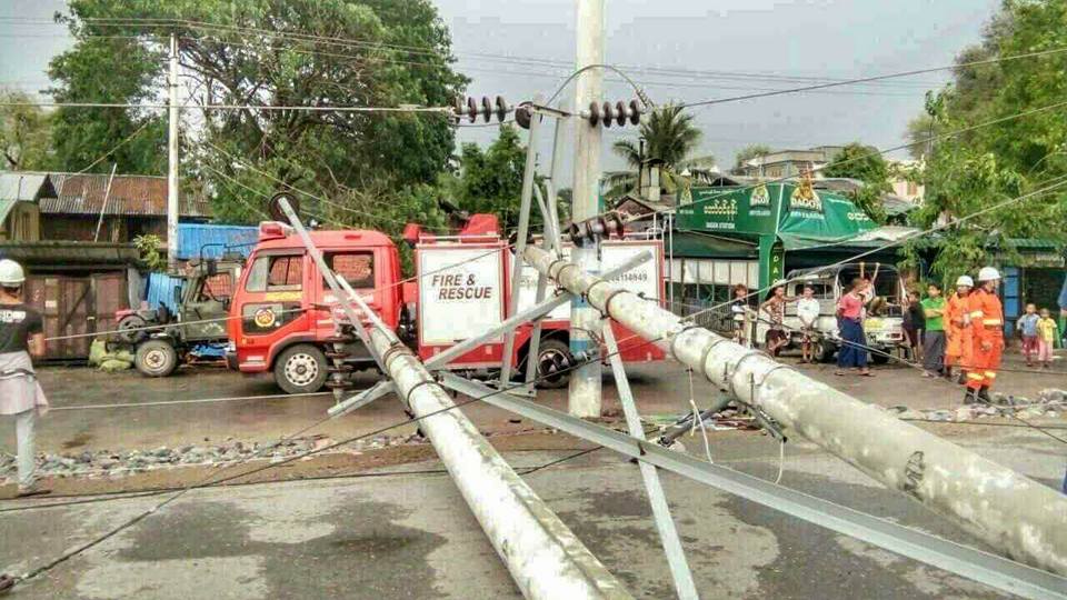 မႏၱေလးတြင္ မိုးသည္းထန္ေလျပင္းတိုက္ခတ္၊ ဓာတ္တိုင္မ်ား ၿပိဳလဲ (ဓာတ္ပံု)