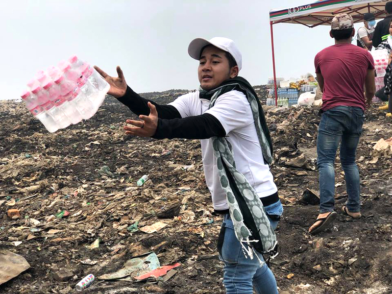 အမႈိက္ပံု မီးသတ္သမားမ်ားအား လႉဒါန္းကူညီခဲ့သည့္ ကေလးသ႐ုပ္ေဆာင္ အိစိေကြး (ဓာတ္ပံု)