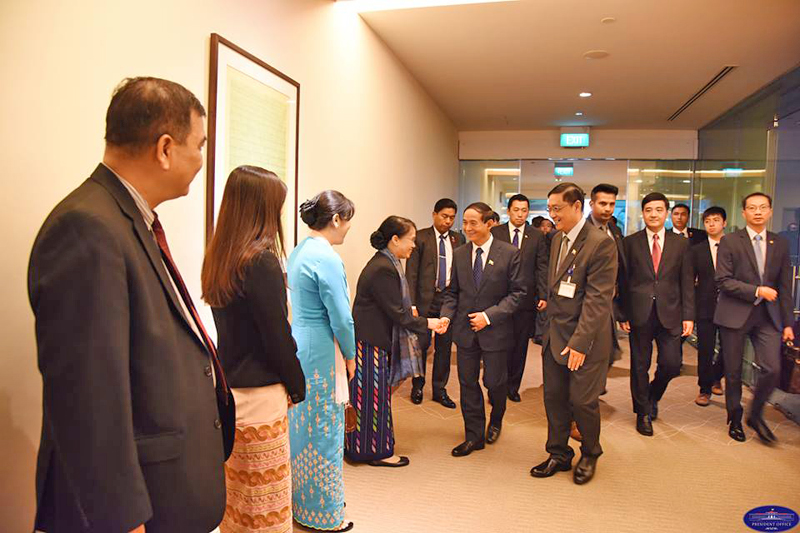 သမၼတ ဦးဝင္းျမင့္ စင္ကာပူႏိုင္ငံရွိ ျမန္မာသံ႐ုံးမိသားစုမ်ားႏွင့္ ေတြ႔ဆံု- ဓာတ္ပံု