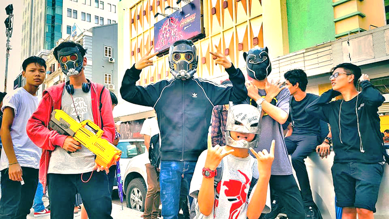 Infinity War ႐ံုတင္သည့္ေန႔တြင္ ပရိသတ္မ်ားက အမွတ္တရဝတ္စံုျဖင့္ အားေပး(ဓာတ္ပံု)