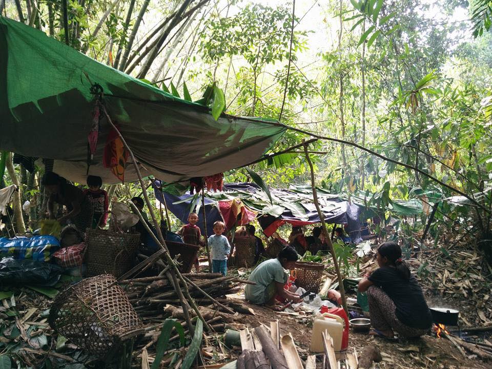 ထုိးစစ္ေၾကာင့္ ပိတ္မိေနသူမ်ားကို ကူညီကယ္ထုတ္ေပးရန္ ျမစ္ႀကီးနားတြင္ ဆႏၵျပေတာင္းဆုိ