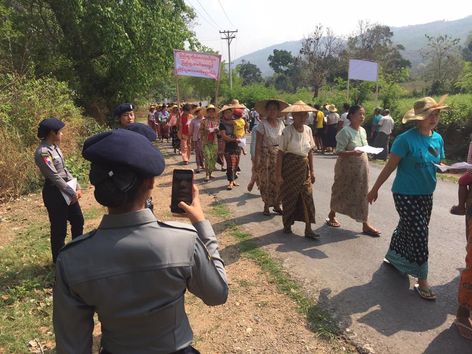 ေညာင္ေရႊၿမိဳ႕ မိုင္းေသာက္ေက်းရြာအုပ္စုက ေျမသိမ္းခံေတာင္သူမ်ား ဆႏၵျပ