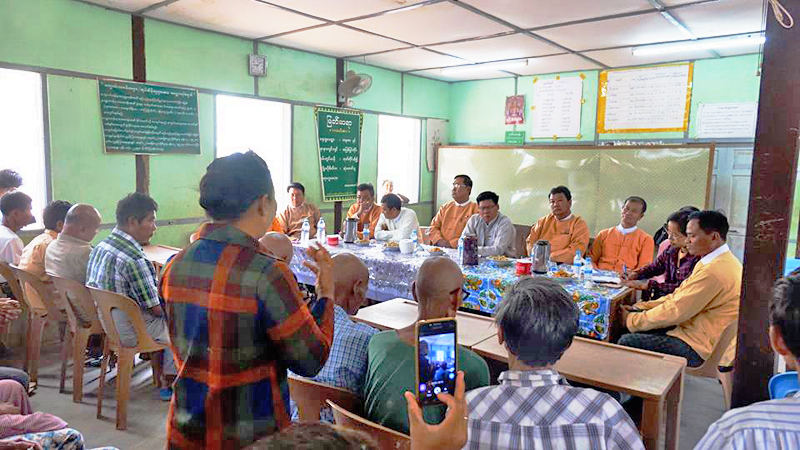 ဝမ္ေပါင္ၾကက္ၿခံ အနံ႔ဆိုးကိစၥ စစ္ကိုင္းတုိင္းလႊတ္ေတာ္ဥကၠ႒ႏွင့္ ေဒသခံမ်ား ေတြ႔ဆံု