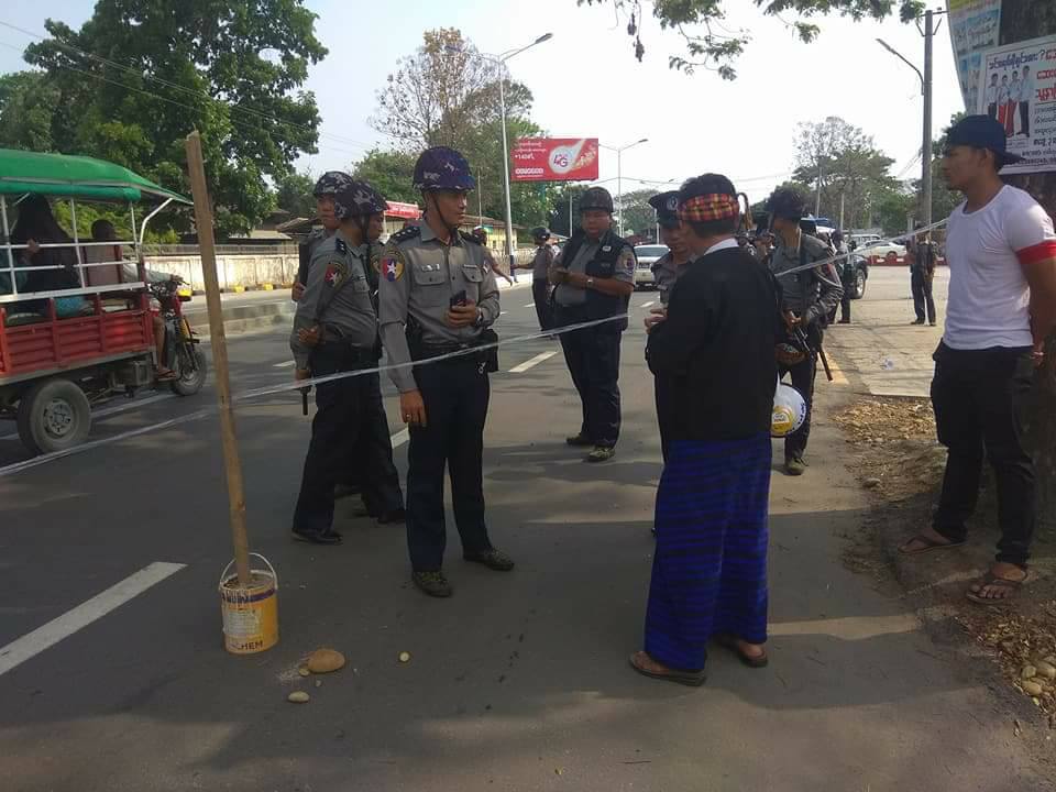 ျမစ္ႀကီးနားတြင္ သပိတ္စခန္းဖြင့္ ဆႏၵျပသူမ်ားကို ရဲတပ္ဖြဲ႔က တားဆီးပိတ္ပင္