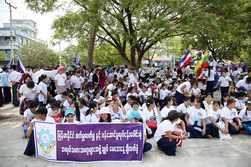 အနည္းဆံုးလုပ္ခလစာ သတ္မွတ္ခ်က္ကို အစိုးရက လက္မွတ္ေရးထုိးေပးရန္ ဆႏၵျပေတာင္းဆို