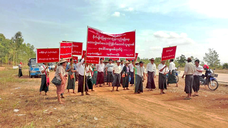 ေက်ာက္တံခါးၿမိဳ႕နယ္တြင္ သိမ္းဆည္းေျမျပန္ရေရး ၾကံစုိက္ေတာင္သူမ်ား ဆႏၵျပ