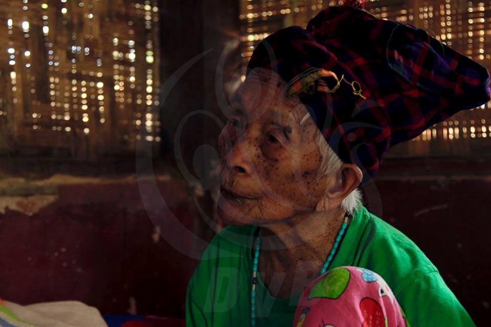 ကခ်င္စစ္ေဘးေၾကာင့္ အသက္ ၁၁၄ ႏွစ္ရြယ္အဘြားအို ထြက္ေျပးတိမ္းေရွာင္
