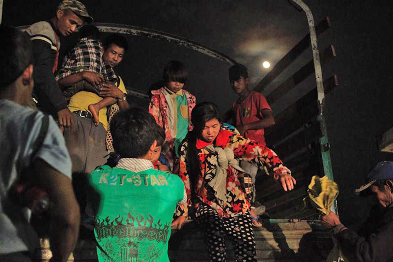 စစ္ပြဲေၾကာင့္ ေတာတြင္းပိတ္မိေနသည့္ရြာသား ၂၄ ဦး စစ္ေဘးေရွာင္စခန္းသို႔ ေရာက္ရွိ