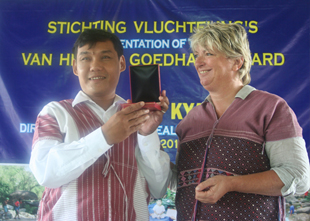 နယ္လွည့္​ေက်ာပိုး​အိတ္အဖြဲ့​ဝင္တဦး​ နယ္သာလန္က ​ေပး​အပ္သည့္​ ဆုရ႐ွိ