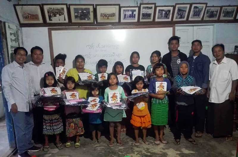 တမူးခ႐ိုင္တြင္းက အက်ဥ္းက်ခံေနရသူမ်ား၏ ကေလးမ်ားကို စာေရးကရိယာမ်ား လႉဒါန္း