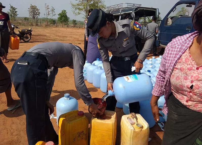 မေကြးတိုင္းအတြင္းရွိ ေရရွားပါးေဒသမ်ားကုိ ရဲတပ္ဖြဲ႔ ေသာက္ေရလႉဒါန္း