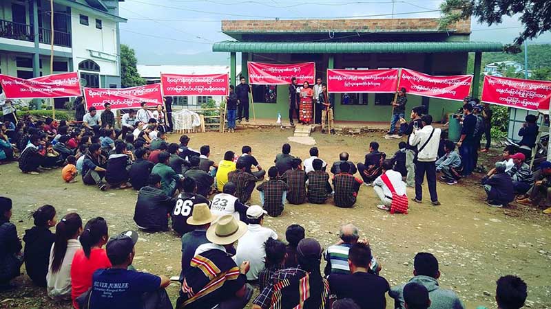 ခ်င္းျပည္နယ္ ရိေခၚဒါၿမိဳ႕တြင္ လူ ၃၀၀ ခန္႔ ဆႏၵေဖာ္ထုတ္ (သတင္းဓာတ္ပံု)