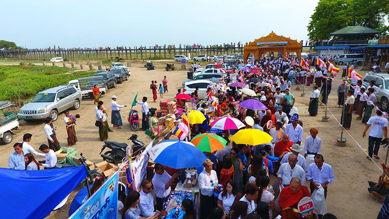 ဦးပိန္တံတားတြင္ သံဃာအပါး ၁၀၀၀ ကို ဆြမ္းဆန္စိမ္း ေလာင္းလႉ