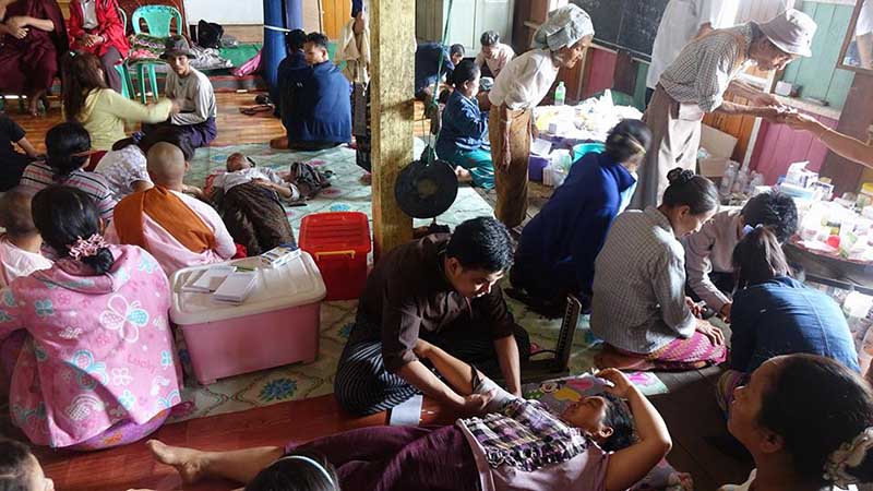 အာရွအလင္းေရာင္ ပရိယတၱိစာသင္တိုက္က က်န္းမာေရး အခမဲ့ကုသေပး