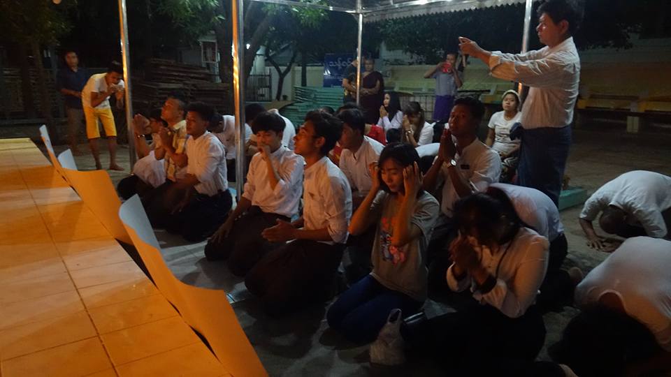 မံုရြာခ႐ုိင္ ဗကသေက်ာင္းသားမ်ား ၿငိမ္းခ်မ္းေရးဆုေတာင္း