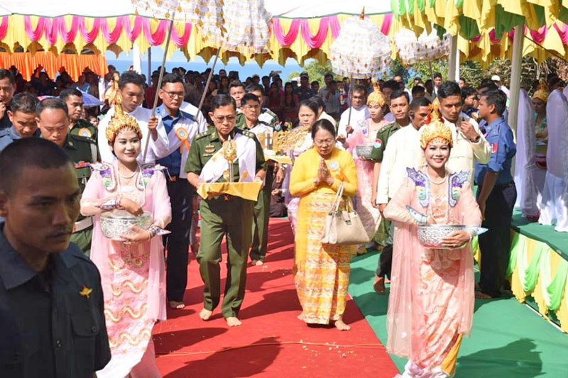 Y-8 ေလယာဥ္ပ်က္က် ေသဆုံးခဲ့သည့္ အရာရွိ၊ စစ္သည္မ်ားအား ရည္စူး၍ ဘုရားတည္ (ဓာတ္ပံု)