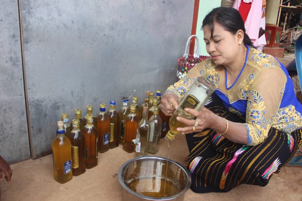 ပ်ားရည္ဆြမ္းေလာင္းလႉရန္ ကၽြန္းစုၿမဳိ႕နယ္၌ ပ်ားေမြးျမဴသူမ်ားလာ