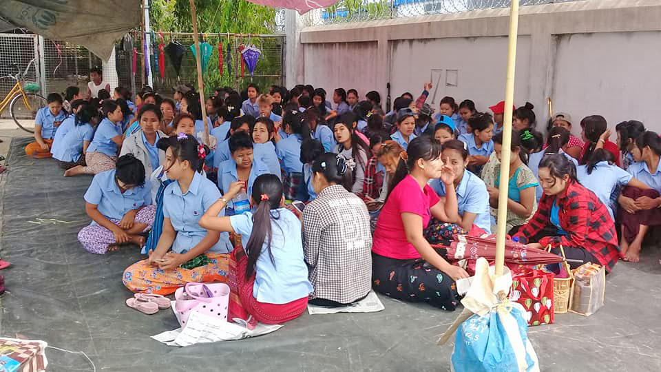 တေန႔ လုပ္ခ က်ပ္ ၄၈၀၀ ေပးရန္ လႈိင္သာယာအထည္ခ်ဳပ္စက္႐ံု လုပ္သားမ်ား ေတာင္းဆို