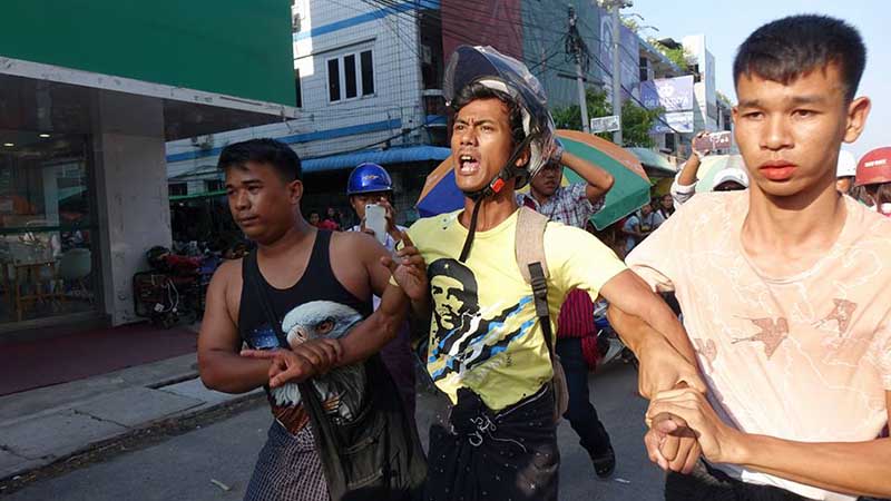 စစ္ပြဲရပ္တန္႔ေရး ေတာင္းဆုိသူ ၂ ဦးကုိ အရပ္ဝတ္ ရဲတပ္ဖြဲ႔၀င္မ်ား ဖမ္းဆီး(ဓာတ္ပံု)