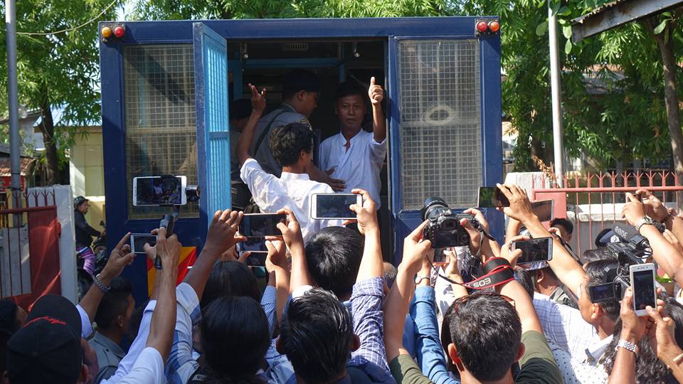 စစ္ပြဲရပ္ေရးဆုေတာင္းသျဖင့္ ဖမ္းဆီးခံရသူ ၂ ဦး တရား႐ံုးကိုသပိတ္​​ေမွာက္​
