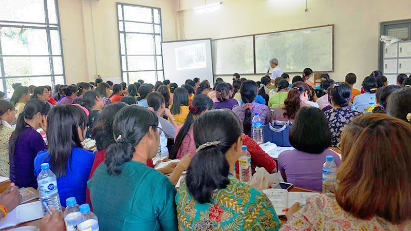 အထက္တန္းျပဆရာ၊ ဆရာမ ၁၇၀၀ ေက်ာ္ကို ရန္ကုန္တကၠသိုလ္တြင္ မြမ္းမံသင္တန္းပို႔ခ်ေန