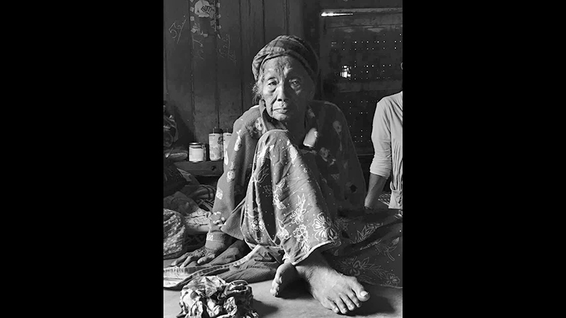 စစ္ေဘးေၾကာင့္ ေျပးလႊားတိမ္းေရွာင္ ခိုလံႈေနၾကရသည့္ ကခ်င္အဘြားအိုမ်ား (ဓာတ္ပံု)
