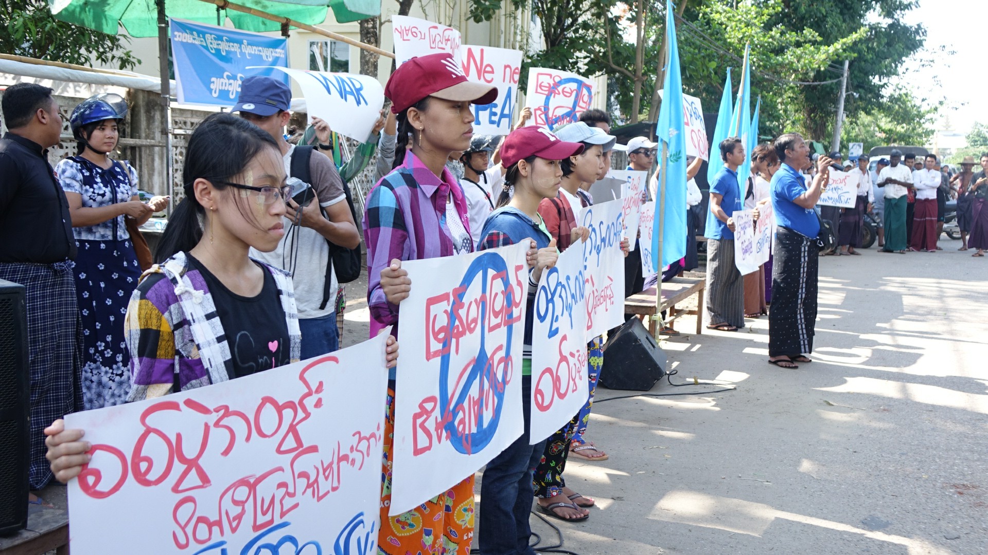 ဖမ္းဆီးခံၿငိမ္းခ်မ္းေရးလိုလားသူမ်ားကို ျပန္လႊတ္ေပးရန္ ပုသိမ္ၿမိဳ႕တြင္ဆႏၵျပ (ဓာတ္ပံု)