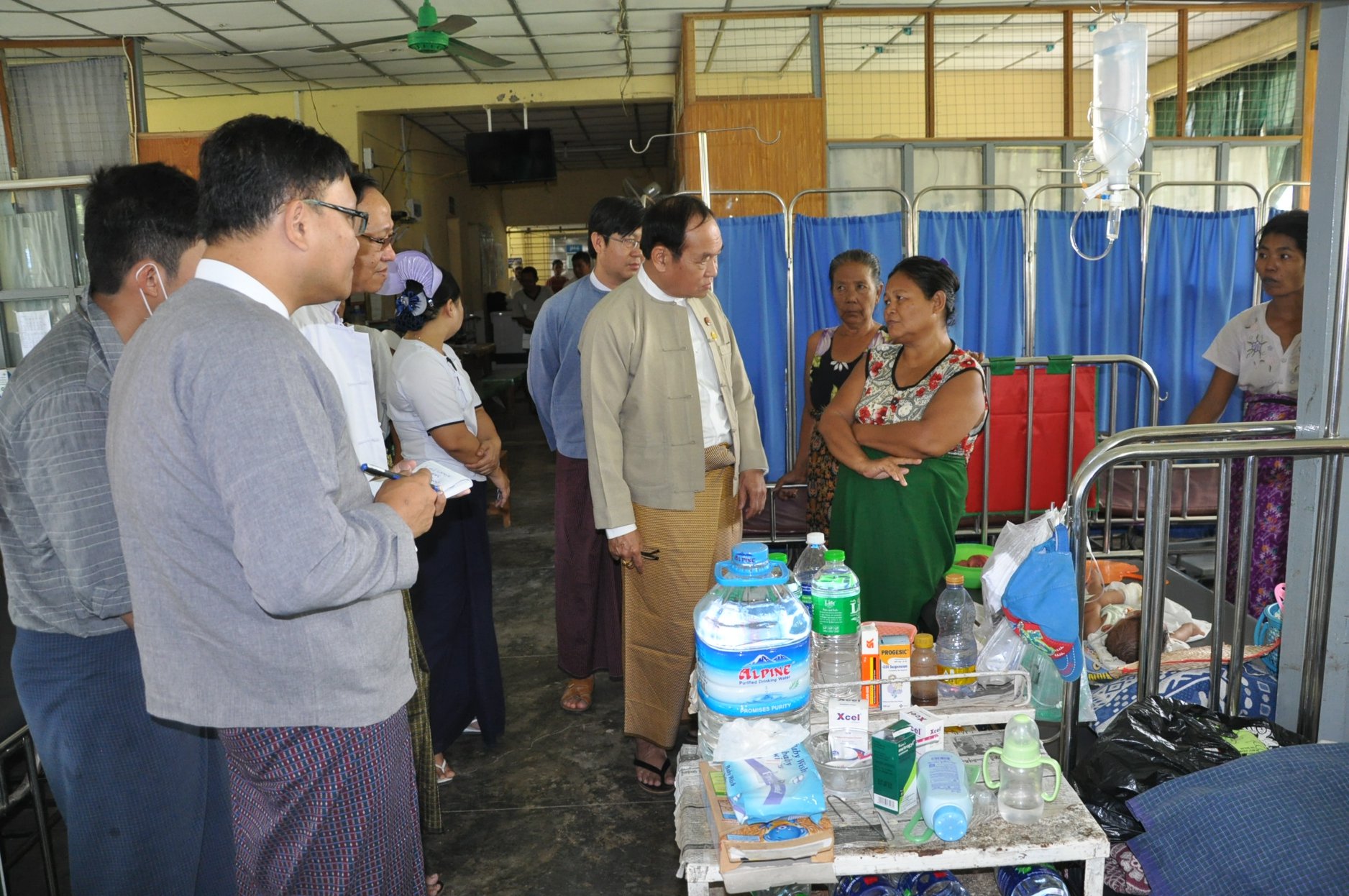 လူနာမ်ားကို က်န္းမာေရး၀န္ေဆာင္ေပးမႈ က်န္းမာေရး၀န္ႀကီး ေရွာင္တခင္ ၾကည့္႐ႈ