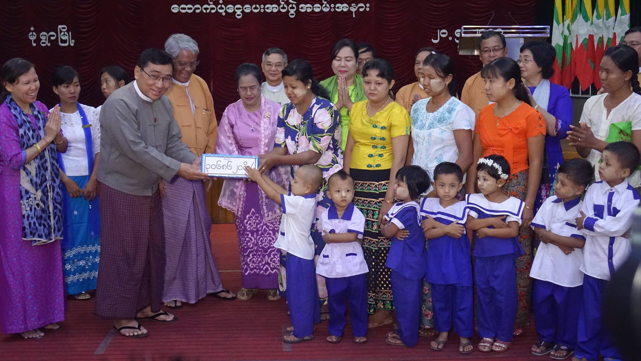 စစ္ကိုင္းတိုင္းတြင္းရွိ ၃ ႁမႊာပူးမိသားစုမ်ားႏွင့္ မသန္စြမ္းမ်ားအား ေထာက္ပံ့ေငြေပးအပ္