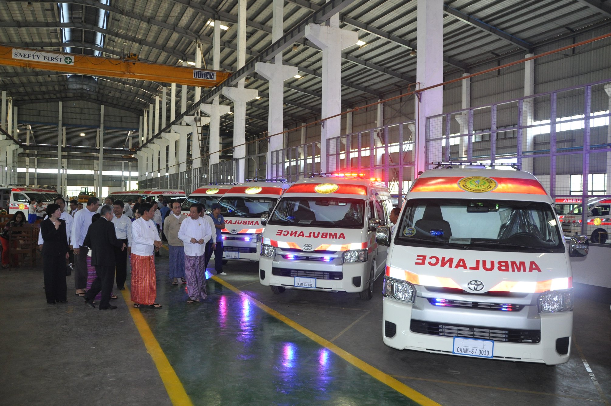 က်ပ္သိန္း ၇၄၀ တန္ လူနာယာဥ္ ၁၅ စီး က်န္းမာေရး၀န္ႀကီးဌာနသို႔ လႊဲေျပာင္းေပးအပ္