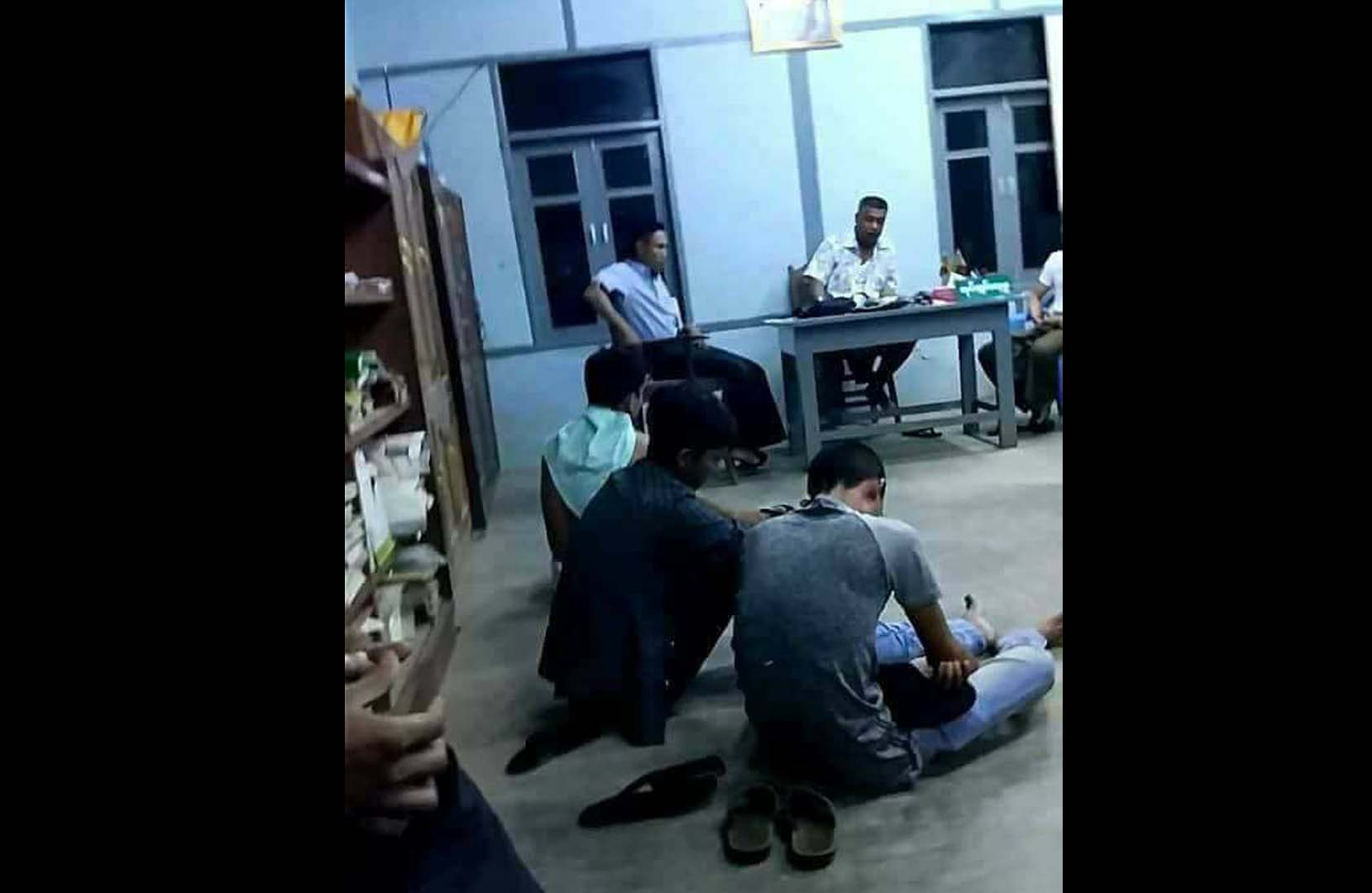 ဂစ္တာတီးသည့္ မူလတန္းျပဆရာ ၃ဦးကို ႐ုိက္ႏွက္လက္ထိပ္ခတ္သည့္ကိစၥကန္႔ကြက္