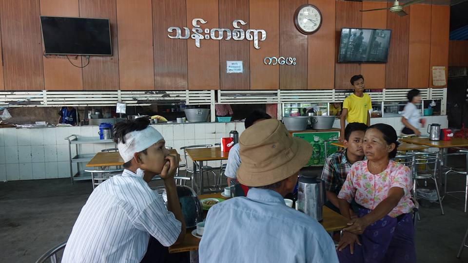 ခ်မ္းျမသာစည္တြင္ လက္ဖက္ရည္ဆုိင္အလုပ္သမား ၂ ဦးကုိ ဓားျဖင့္ခုတ္၍ ေငြလုယူသြား