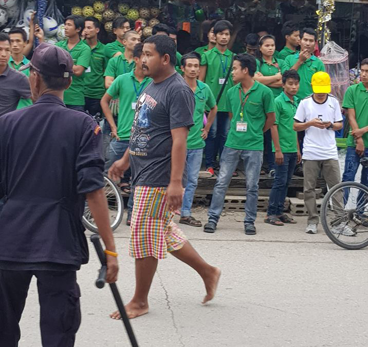 ထိုင္းေရာက္ ေရႊ႕ေျပာင္းလုပ္သားကူညီေရးအဖြဲ႔ကုိ လူအုပ္စုက ဝိုင္းဝန္း႐ုိက္ႏွက္