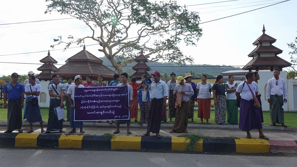 အလုပ္​ထုတ္ခံခဲ့ရသည့္ ​ေရႊမန္​း​ေတာင္​​ေဂါက္​ကြင္​း ​အလုပ္​သမား ၃၀​ ေက်ာ္​ဆႏၵျပ